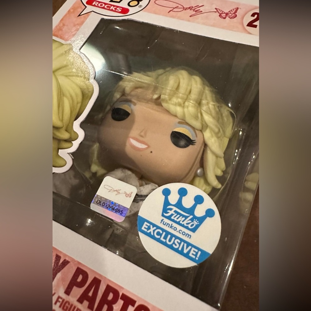 Dolly Parton Exclusive Funko Pop - Picture 6 of 7